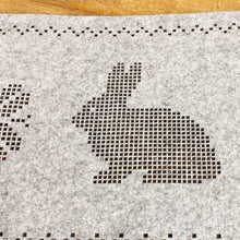 Lade das Bild in den Galerie-Viewer, Tischläufer Hasen & Blumen Grau