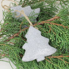 Lade das Bild in den Galerie-Viewer, 2er Set Christbaumhänger Tanne Silber Glitzer