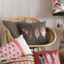 Lade das Bild in den Galerie-Viewer, Kissen mit Inlet 45 x 45 Federn Braun Gold