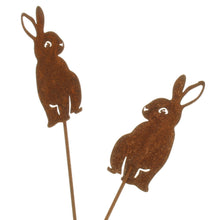Lade das Bild in den Galerie-Viewer, Pflanzenstecker Rost Hase sitzend 2er Set