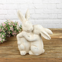 Lade das Bild in den Galerie-Viewer, Hasenpaar, küssend, Terrakotta gebürstet