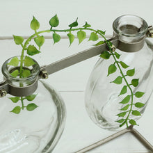 Lade das Bild in den Galerie-Viewer, 3 Glasvasen im Metall-Ständer AUSLAUF