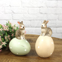 Lade das Bild in den Galerie-Viewer, 2er Set Hase auf Ei Keramik