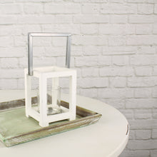 Lade das Bild in den Galerie-Viewer, Windlicht weiß Holz mit Metallhenkel