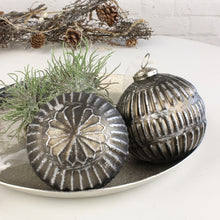 Lade das Bild in den Galerie-Viewer, Weihnachtskugeln Metall groß Altsilber 2er Set