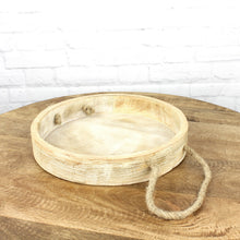 Lade das Bild in den Galerie-Viewer, Holztablett rund mit Jutegriff