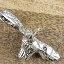 Lade das Bild in den Galerie-Viewer, 4er Set Kerzenstecker Hirschkopf silber Alu