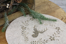 Lade das Bild in den Galerie-Viewer, Platzset, Filz,rund, natur 2er Hirschmotiv