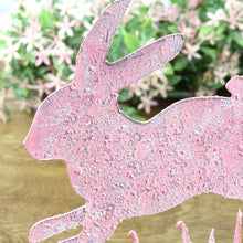 Lade das Bild in den Galerie-Viewer, Hasen rosa auf Holz