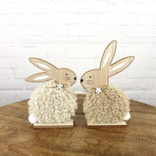 Lade das Bild in den Galerie-Viewer, 2er Set Holzhase mit Kunstfell Beige oder Rosa