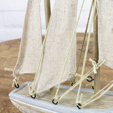 Lade das Bild in den Galerie-Viewer, Segelboot braun Kiefernholz antik finish