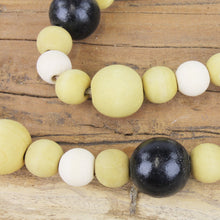 Lade das Bild in den Galerie-Viewer, Holzperlen Girlande 184 cm