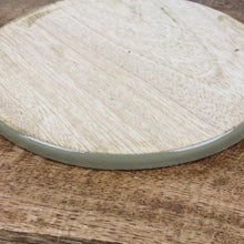 Lade das Bild in den Galerie-Viewer, 8er Set Holzuntersetzer mit grünem Rand