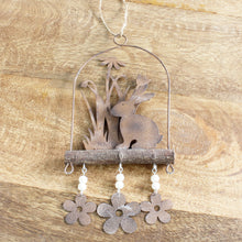 Lade das Bild in den Galerie-Viewer, Dekohänger Hase Blumen Rost Metall