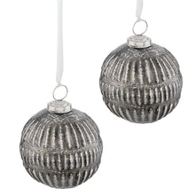 Lade das Bild in den Galerie-Viewer, Weihnachtskugeln Metall groß Altsilber 2er Set