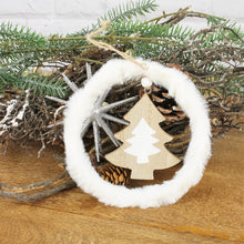 Lade das Bild in den Galerie-Viewer, 3er Set Weihnachtshänger mit Fell rund Holz