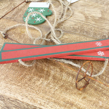 Lade das Bild in den Galerie-Viewer, 2er Set Dekohänger Holz Handschuh Schlittschuh Rot Grün