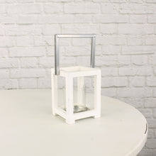 Lade das Bild in den Galerie-Viewer, Windlicht weiß Holz mit Metallhenkel