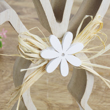 Lade das Bild in den Galerie-Viewer, 2er Set Holzhase mit Strohschleife 22,5 cm