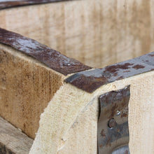 Lade das Bild in den Galerie-Viewer, Große Ziegelform mit Metallbeschlägen Teakholz