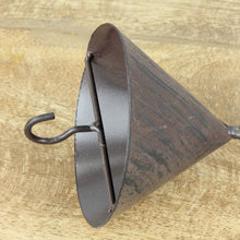 Lade das Bild in den Galerie-Viewer, Vogelfutterhalter Dunkelrostfarben patiniert