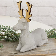 Lade das Bild in den Galerie-Viewer, Deko Hirsch, liegend, X-mas, Zement/Holz - grau