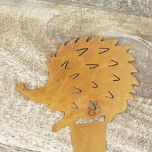 Lade das Bild in den Galerie-Viewer, 2er Set Deko Igel & Eichhörnchen zum stecken Metall Rost