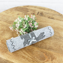 Lade das Bild in den Galerie-Viewer, Tischläufer Hasen & Blumen Grau