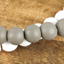 Lade das Bild in den Galerie-Viewer, Holzperlenkranz weiß oder grau