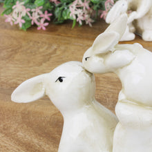 Lade das Bild in den Galerie-Viewer, Hase mit Kind sitzend Weiß Keraimk