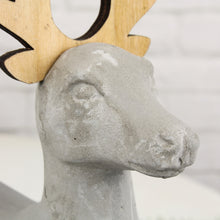 Lade das Bild in den Galerie-Viewer, Deko Hirsch, liegend, X-mas, Zement/Holz - grau