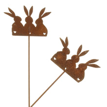 Lade das Bild in den Galerie-Viewer, Pflanzenstecker Rost 3 Osterhasen 2er Set