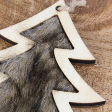 Lade das Bild in den Galerie-Viewer, 2er Set Weihnachtsgirlande Holz & Fell Stern Baum