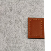Lade das Bild in den Galerie-Viewer, Platzset Filz mit Leder 4Stk. Grau
