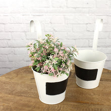 Lade das Bild in den Galerie-Viewer, 2er Set Hängeblumentopf Metall Weiß Shabby
