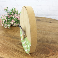 Lade das Bild in den Galerie-Viewer, 2er Set Holzei grün gepunktet mit Feder