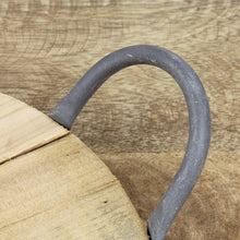 Lade das Bild in den Galerie-Viewer, Holztablett rund mit Metallgriff schwarz