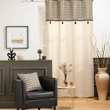 Lade das Bild in den Galerie-Viewer, Kissen mit Inlet Blätter 40 x 40 weiß schwarz