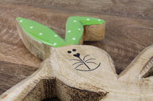 Lade das Bild in den Galerie-Viewer, Hase liegend Holz braun grün