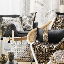 Lade das Bild in den Galerie-Viewer, Kissen Blätter Gold Schwarz 45 x 45 cm