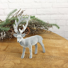 Lade das Bild in den Galerie-Viewer, Hirsch grau beflockt