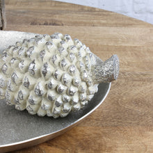 Lade das Bild in den Galerie-Viewer, Deko-Zapfen grau/silber