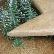 Lade das Bild in den Galerie-Viewer, Holzstern Aufhänger mit Hirsch und Kordel