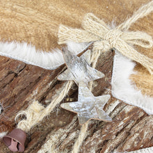 Lade das Bild in den Galerie-Viewer, 2er Set Holzstern mit Fell 20 cm