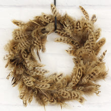 Lade das Bild in den Galerie-Viewer, Federkranz braun 20 cm Feder Dekoration