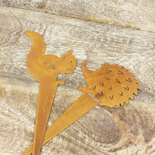 Lade das Bild in den Galerie-Viewer, 2er Set Deko Igel & Eichhörnchen zum stecken Metall Rost