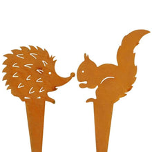 Lade das Bild in den Galerie-Viewer, 2er Set Deko Igel & Eichhörnchen zum stecken Metall Rost