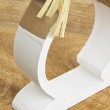 Lade das Bild in den Galerie-Viewer, 2er Set Holzhase mit Strohschleife 22,5 cm