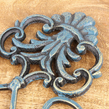 Lade das Bild in den Galerie-Viewer, Wandregal 33x20x39 Landhaus grün patiniert