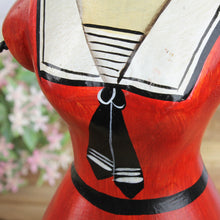 Lade das Bild in den Galerie-Viewer, Schmuckbüste aus Holz - rot